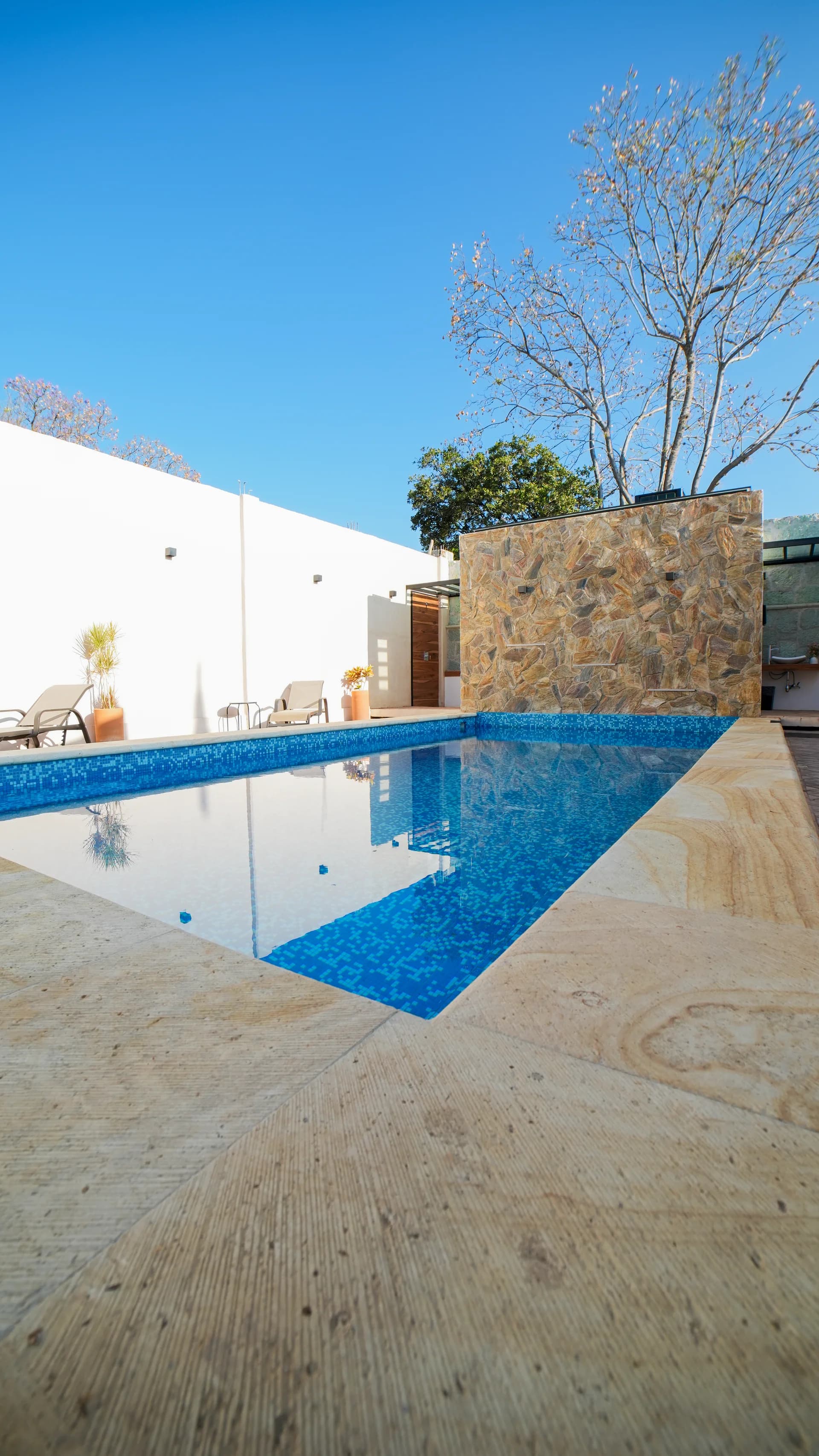 Jardín con alberca climatizada